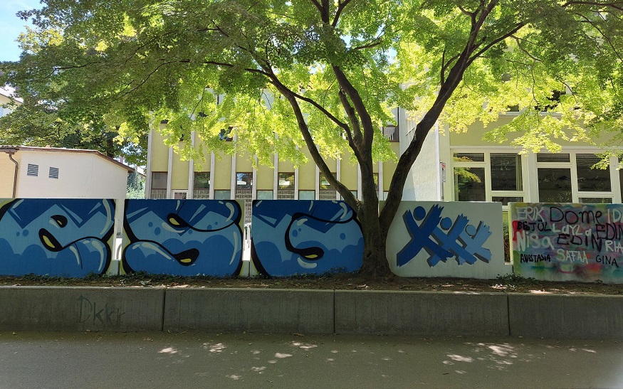 Graffiti-Workshop bei den Fahrradständern vor dem ESG Graffiti-Workshop bei den Fahrradständern vor dem ESG