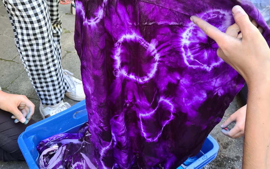 Batik-Workshop für Mädchen im Jugendzentrum (JuZ). Batik-Workshop für Mädchen im Jugendzentrum (JuZ).