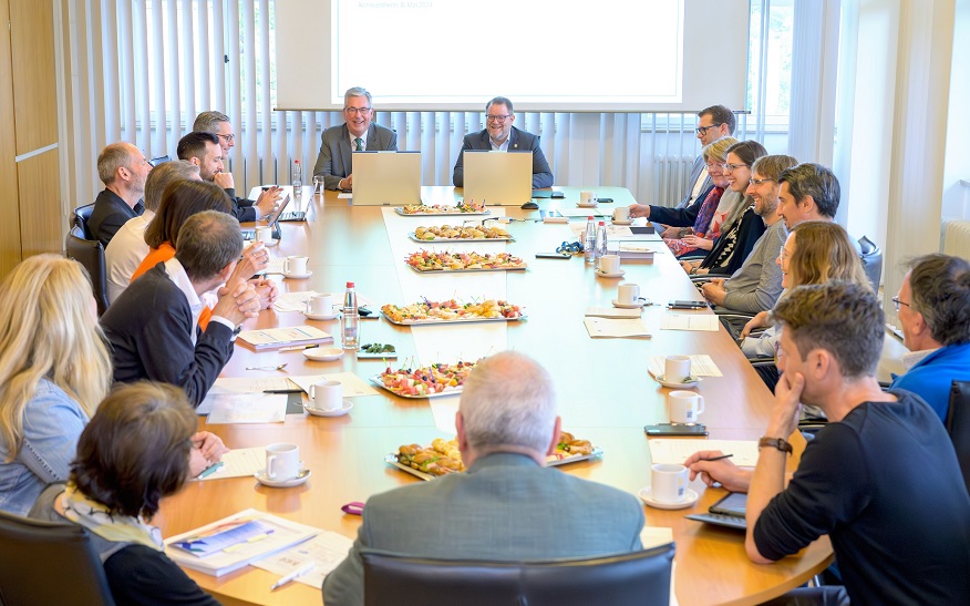 Landrat Dietmar Allgaier (an der Stirnseite des Tisches links) tauschte sich im Rahmen seines Besuchs mit Oberbürgermeister Nico Lauxmann (an der Stirnseite des Tisches rechts) sowie den Fachbereichs- und Stabsstellenleitungen aus.