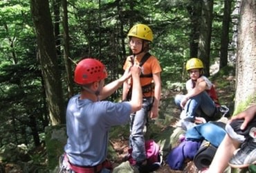 Kinder beim Klettern im Freien.