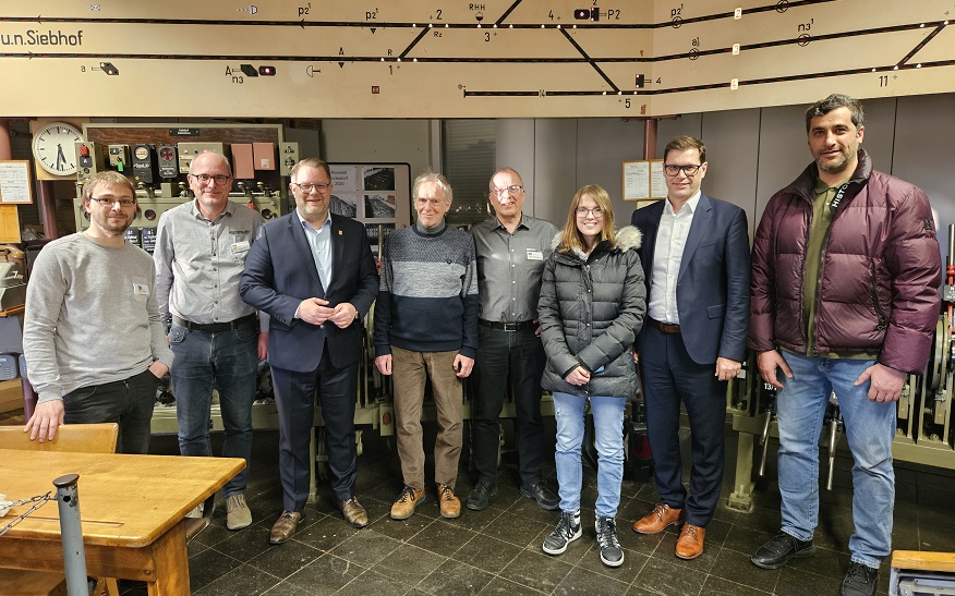  Gemeinsam mit Mitgliedern des Gemeinderates waren Oberbürgermeister Nico Lauxmann (Dritter von links) und Erster Bürgermeister Daniel Güthler (Zweiter von rechts) zu Gast beim Lehrstellwerk.