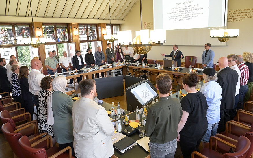 Oberbürgermeister Nico Lauxmann hat am Dienstagabend den neuen Gemeinderat, hier beim Nachsprechen der Verpflichtungsformel, ins Amt eingesetzt.