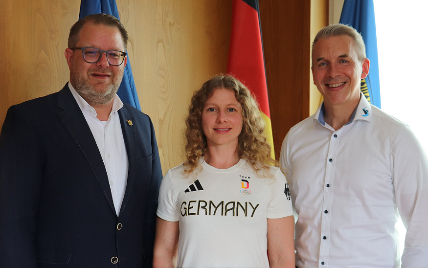 Oberbürgermeister Nico Lauxmann gratulierte Regula Runge zur ihren herausragenden sportlichen Leistungen. Auch Geschäftsführer Thomas Eeg vom SV Salamander Kornwestheim 1894 e.V. ist stolz auf die Sportlerin.