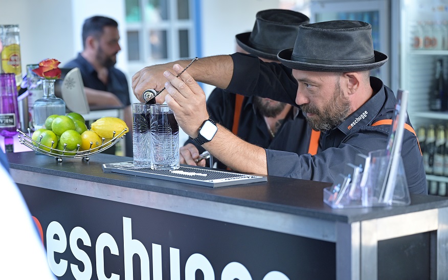 "Meschugge" baut seine mobile Cocktailbar auf der Edeka-Tiefgarage auf.