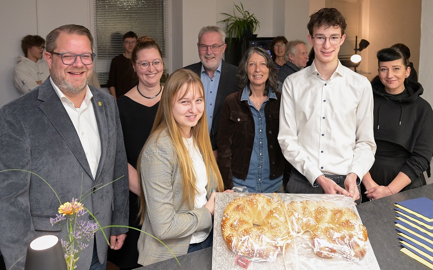 Freuen sich über die frisch renovierten, modernen Räumlichkeiten sowie die neuen Möglichkeiten im Café Korni: Oberbürgermeister Nico Lauxmann (von links), die städtische JuDeKo-Ansprechpartnerin Klara Schwerdtfeger, JuDeKo-Sprecherin Kaitlin Gerich, Jürgen Czupalla vom AK Asyl, Jugend-Abteilungsleiterin Uschi Saur, JuDeKo-Sprecher Marwin Sattler sowie Katrin Bleicher von der Mobilen Jugendarbeit der Stadt Kornwestheim.