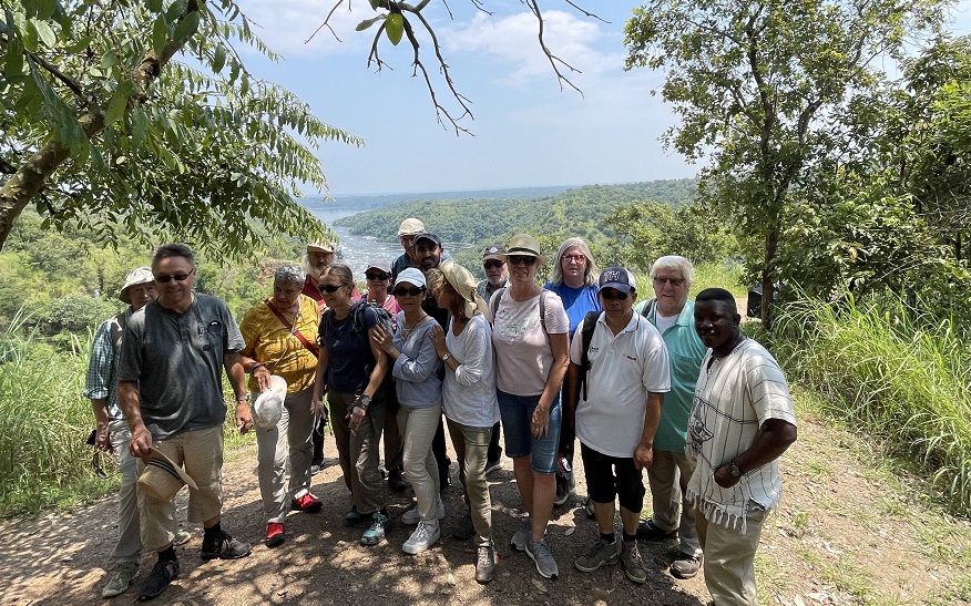 Insgesamt 14 Kornwestheimerinnen und Kornwestheimer der katholischen St. Martinus Gemeinde haben sich gemeinsam mit Pfarrer Franz Nagler (hinten links, im roten Hemd) auf die Reise nach Uganda und Ruanda begeben. Hier befindet sich die Reisegruppe am Muchison-Wasserfall am Weißen Nil in Uganda.