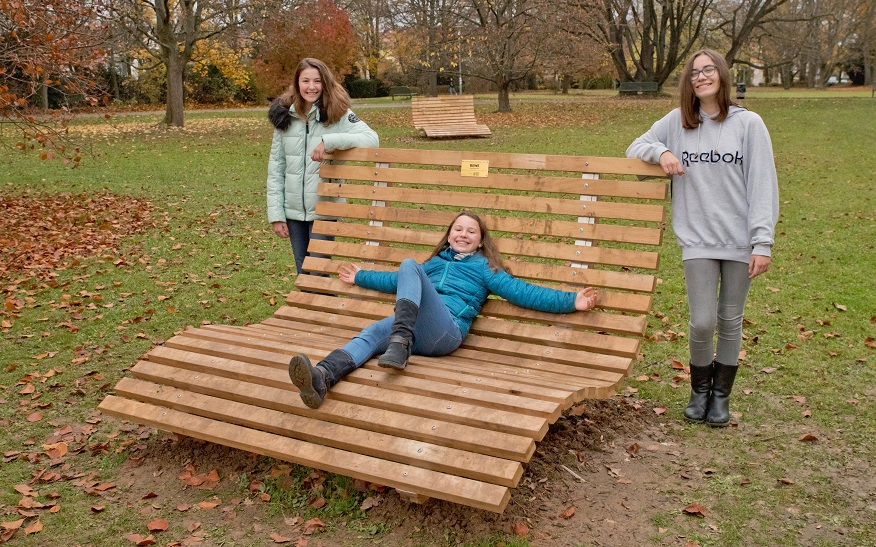 Eine "Abflackwiese" im Stadtpark mit Hangsofas lädt zum Verweilen ein. 