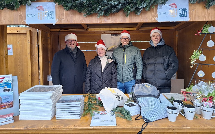 Betreuten zwei Stunden lang den städtischen Weihnachtsmarktstand: Oberbürgermeister Nico Lauxmann (links) mit seinem Sohn, Erster Bürgermeister Daniel Güthler (von links) und Bürgermeisterin Martina Koch-Haßdenteufel.