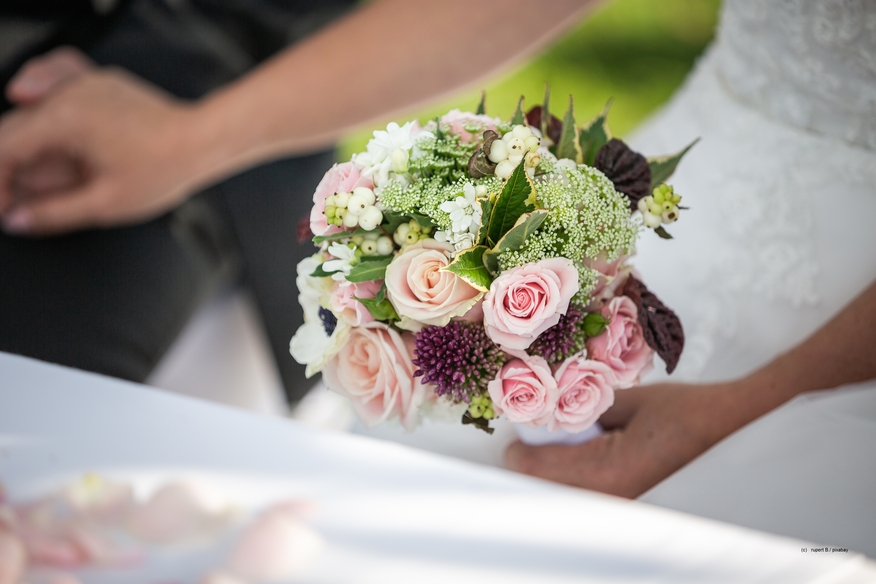 Hochzeitspaar mit Blumenstrauß Hochzeitspaar mit Blumenstrauß