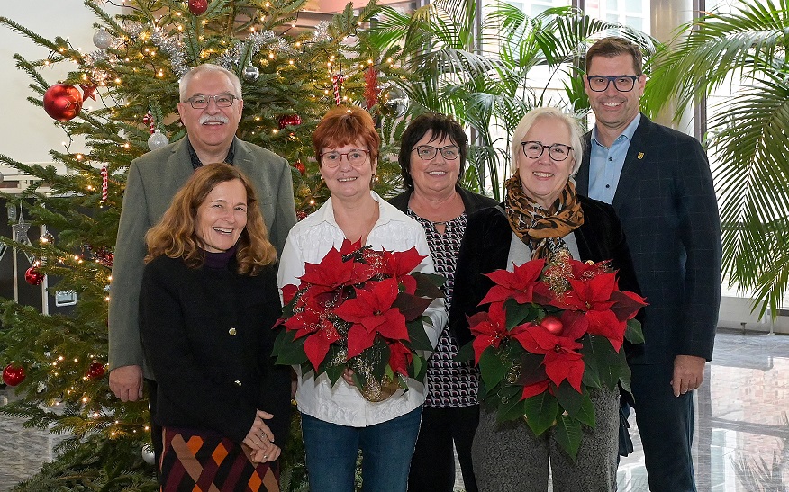 Der Personalratsvorsitzende Hartmut Blechschmied und Erster Bürgermeister Daniel Güthler (beide hinten, von links) sowie Fachbereichsleiterin Birgit Scheurer (links) und Bauhof-Leiterin Martina Kurz (Dritte von links) haben Konstanze Werk (Zweite von links) und Birgit Elser in den Ruhestand verabschiedet.