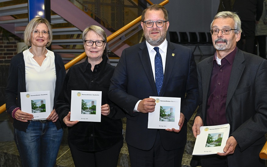 Oberbürgermeister Nico Lauxmann erhielt von Schatzmeisterin Katrin Strecker (von links), der Vorsitzenden Dr. Ruth Kappel und dem stellvertretenden Vorsitzenden Dr. Andreas Maisch die neueste Ausgabe der Beiträge zur Kornwestheimer Geschichte.