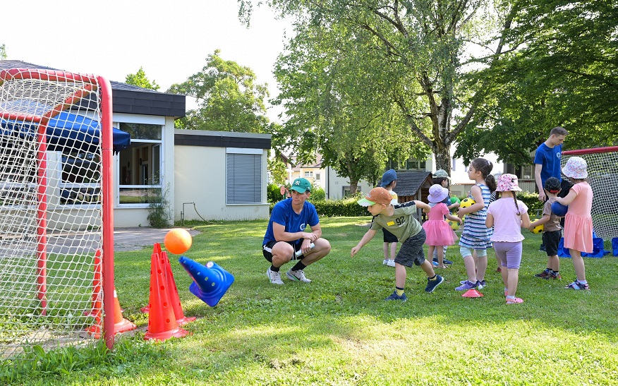 Voller Begeisterung haben die Kinder den Geschichten rund um acht unterschiedlichste Tiere gelauscht und anschließend spielerisch erste Schritte im Ballsport gemeistert.