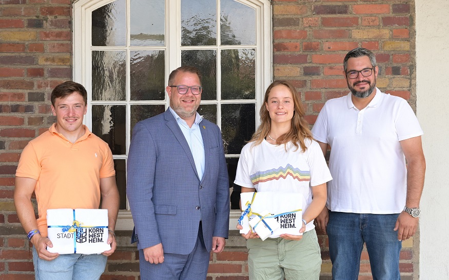 Oberbürgermeister Nico Lauxmann gratulierte Alina Beck sowie ihrem Bruder und Trainer Aron Beck (links) zur Nominierung für die Olympischen Spiele. Auch für die Skizunft Kornwestheim um BMX-Abteilungsleiter Thomas Dudenhöfer (rechts) ist die Nominierung ein großer Erfolg.