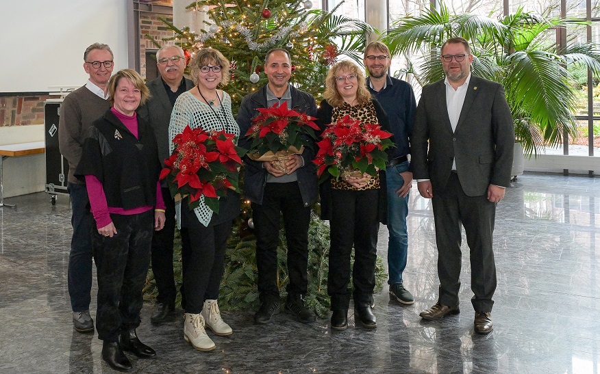 Eva Holz (mit Blumengeschenk, von links), Hüseyin Soydut und Beate Grau wurden noch im Dezember für ihr langjähriges berufliches Engagement im öffentlichen Dienst und bei der Stadt Kornwestheim ausgezeichnet. 