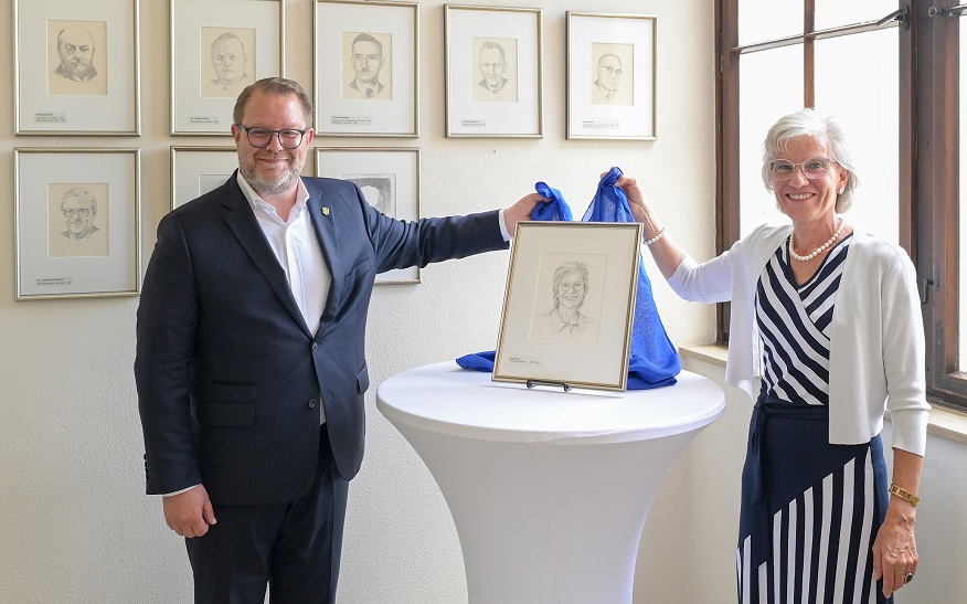 Oberbürgermeister Nico Lauxmann enthüllte gemeinsam mit der Oberbürgermeisterin a.D. Ursula Keck deren Porträt, das ab sofort in der Galerie im Übergang vom Südbau des Rathauses in den Turm im ersten Obergeschoss zu finden ist.
