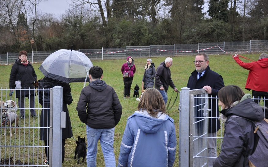 Oberbürgermeister Nico Lauxmann öffnete nach einer kurzen Ansprache das Tor zur neuen Hundewiese.