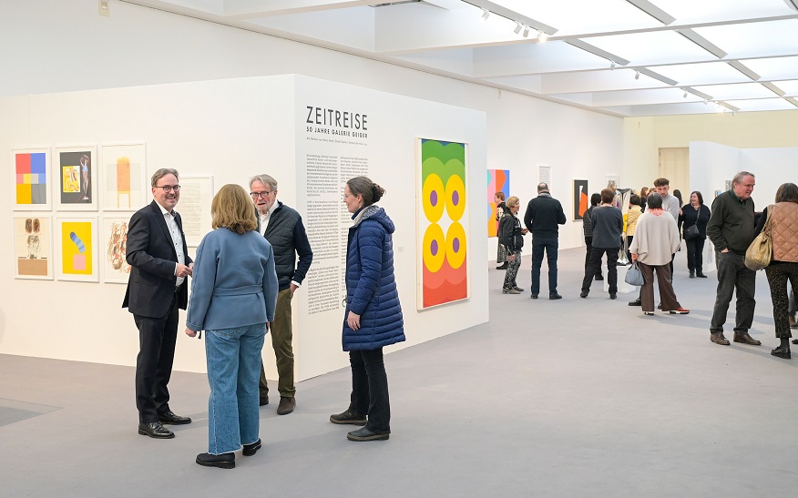 Die neue Ausstellung "Zeitreise. 50 Jahre Galerie Geiger" hat bereits zur Vernissage zahlreiche begeisterte Besucherinnen und Besucher angelockt.