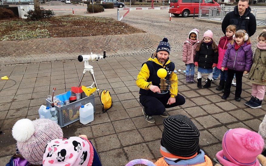 Die Kinder der Kita Kirchstraße haben sich in den vergangenen Wochen intensiv mit dem Weltall auseinandergesetzt. Höhepunkt des Projekts war ein Treffen mit Benni Sauer von der Sternwarte Kornwestheim e.V. auf dem Marktplatz.