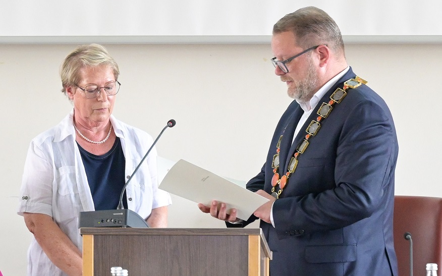 Oberbürgermeister Nico Lauxmann zeichnete Stadträtin Silvia Stier für ihr langjähriges ehrenamtliches Engagement aus.