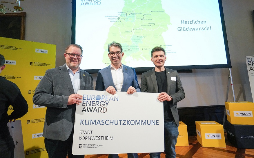 Oberbürgermeister Nico Lauxmann (links) und Christopher King (rechts), Leiter der Stabsstelle Umwelt- und Klimaschutz, durften in Freiburg den European Energy Award entgegennehmen. Foto: KEA-BW/Iris Rothe