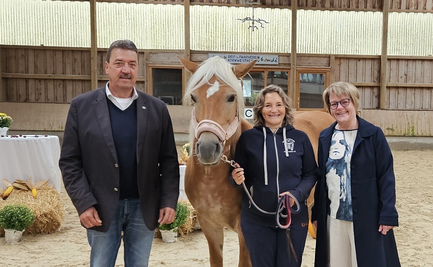 Mit dabei beim Jubiläum: Marcus Gessl, erster Vorsitzender des Stadtverbandes für Sport Kornwestheim e.V., Natalie Spahr, erste Vorsitzende des Reit- und Fahrvereins Kornwestheim e.V., und Bürgermeisterin Martina Koch-Haßdenteufel. 