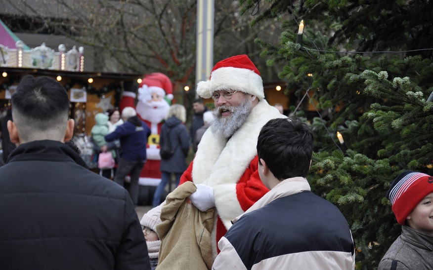 Auch besonderen Besuch für die Kinder gab es auf dem diesjährigen Weihnachtsmarkt.