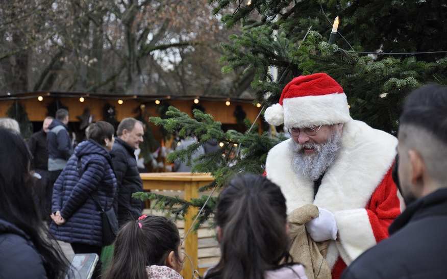 Dieses Jahr wird es wieder einen Weihnachtsmann auf dem Weihnachtsmarkt geben.