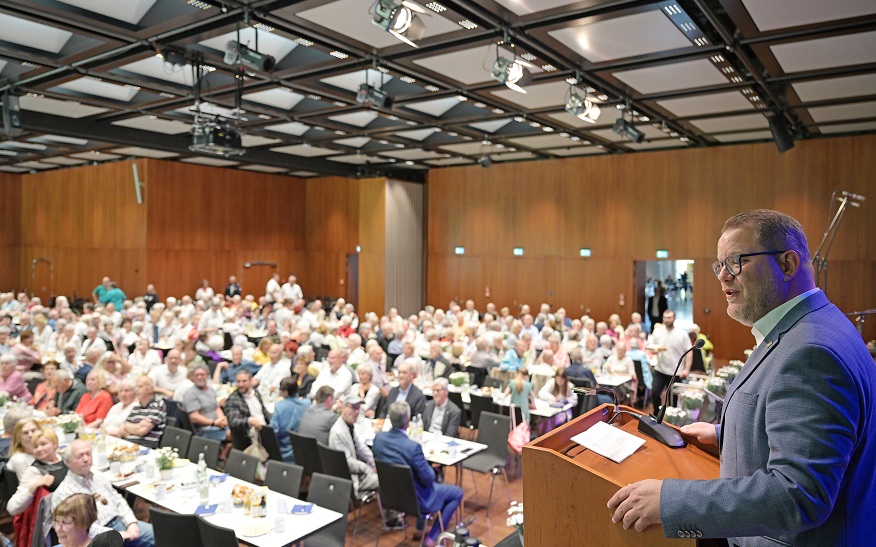 Oberbürgermeister Nico Lauxmann begrüßte die Seniorinnen und Senioren.