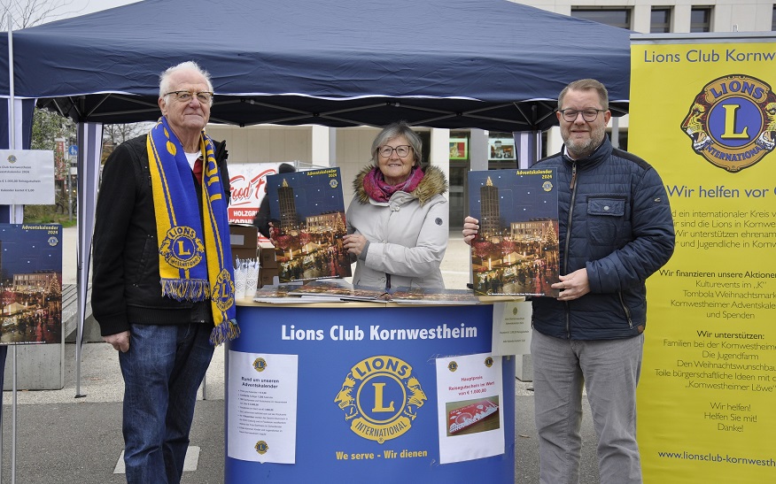 Oberbürgermeister Nico Lauxmann (rechts) unterstützte die Mitglieder des Lions Clubs auch in diesem Jahr beim Verkauf der Adventskalender.