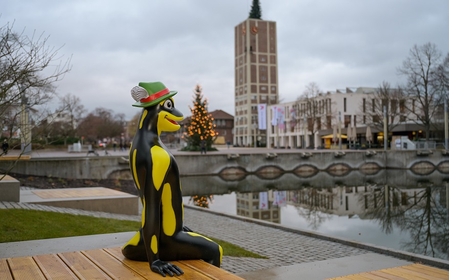  Lurchi sitzt ab sofort am Seeufer des Salamander-Stadtparks und kann jederzeit besucht werden.